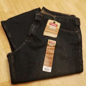 NWT Men's Wrangler Jeans Relaxed Straight 42 x 32